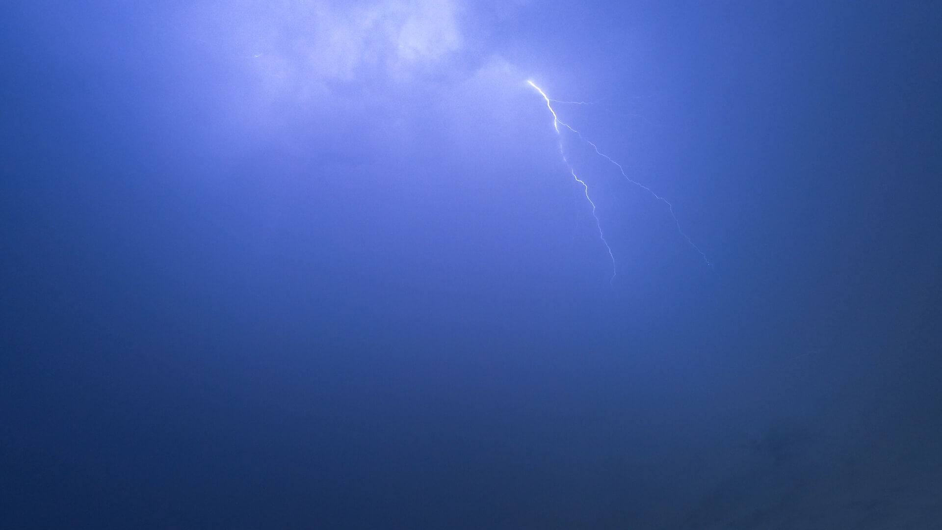 Free LIGHTNING footage from AdobeStock_376937300